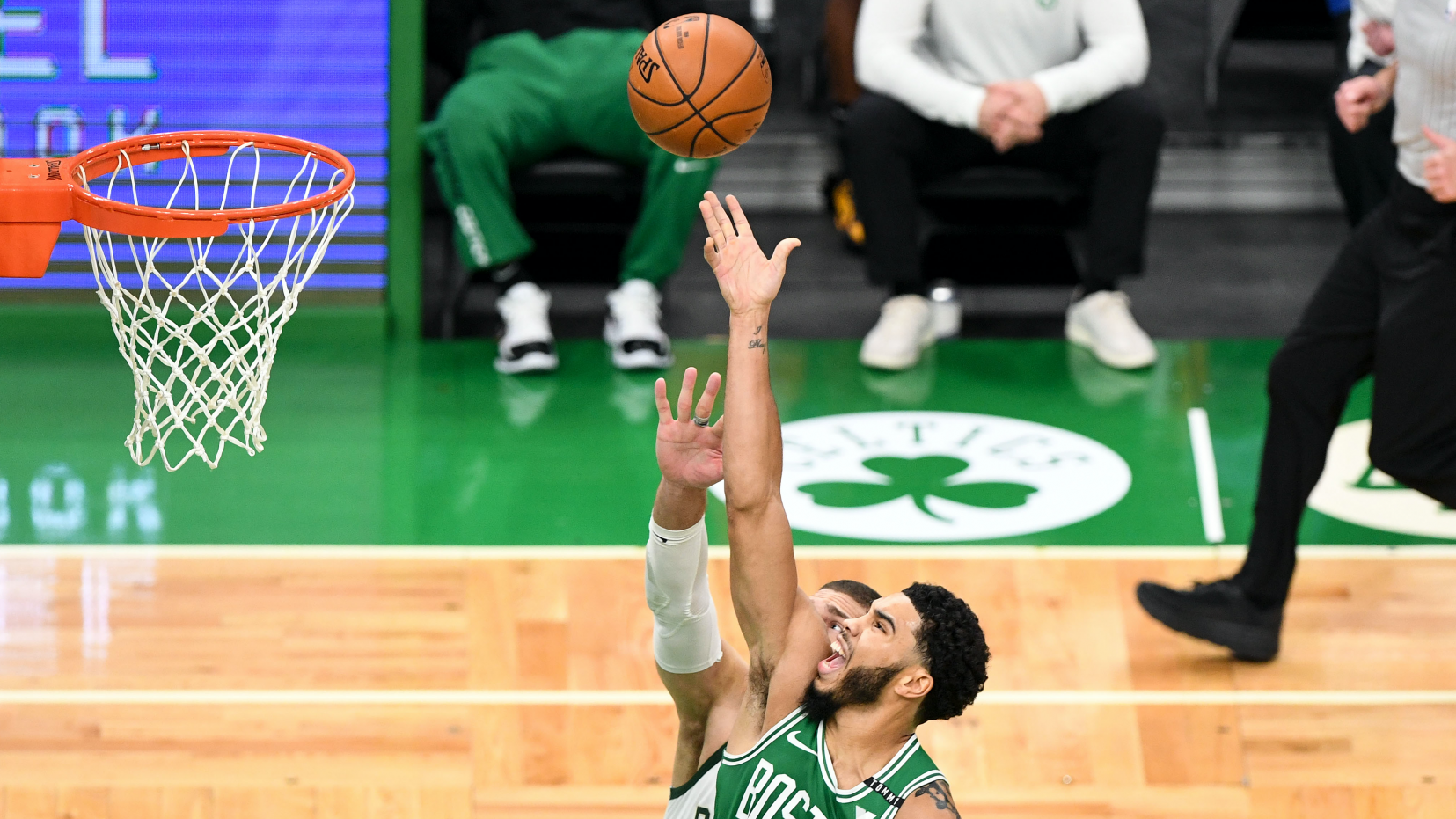 Jayson Tatum defeats Giannis Antetokounmpo several times in a tight Celtics Bucks ending