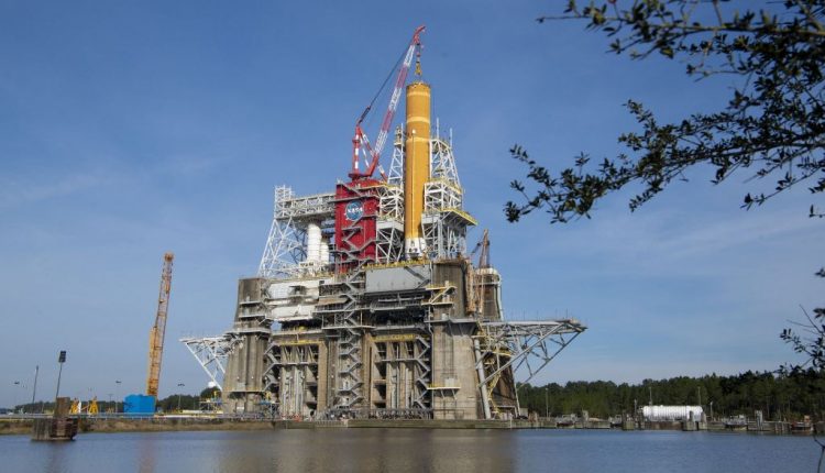 The space launch system performs a dramatic hot fire test in which all 4 engines explode at the same time

