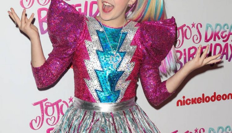 JoJo Siwa responds to a hateful comment about her coming out


