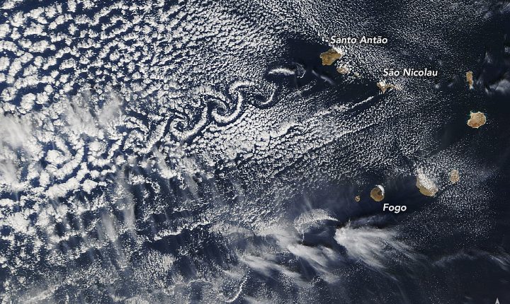 These bizarre cloud patterns are from Kármán's vortex caused by the air that wraps around the high islands

