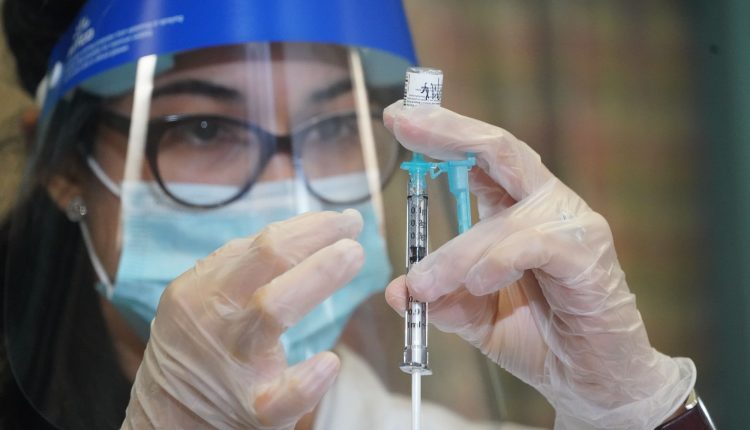 CVS und Walgreens haben die Chance, die Einführung von Covid-Impfstoffen gerechter zu gestalten
