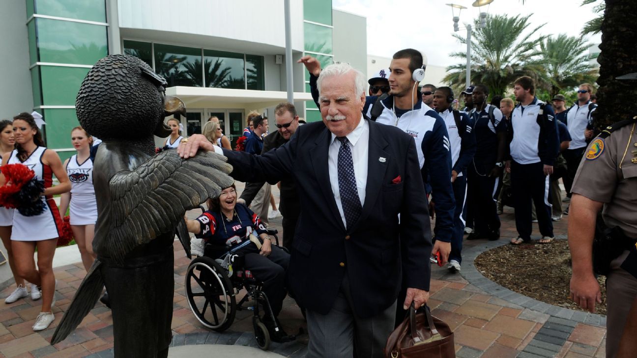 Legendary college football coach Howard Schnellenberger dies at the age of 87