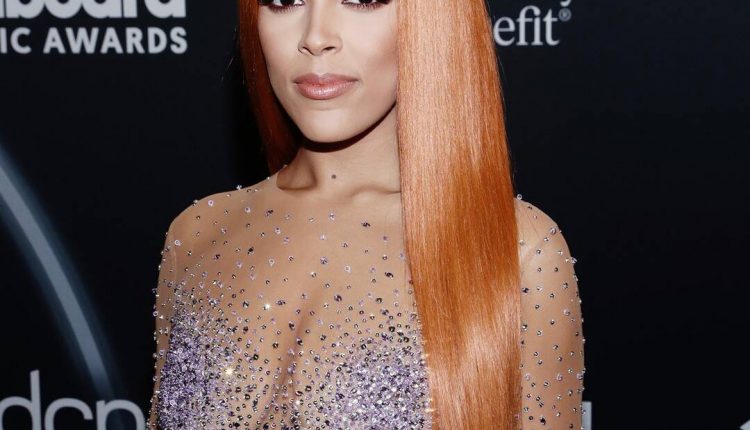 Doja Cat teaches us how to do the Silhouette Challenge before Grammys

