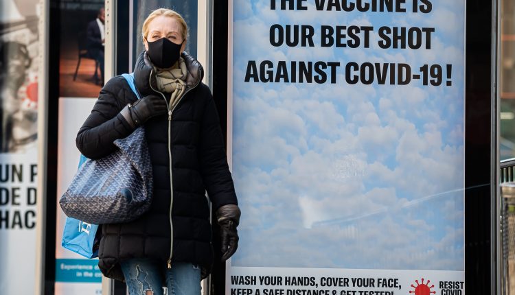 We can vaccinate ourselves out of this epidemic if all adults are shot, the doctor says

