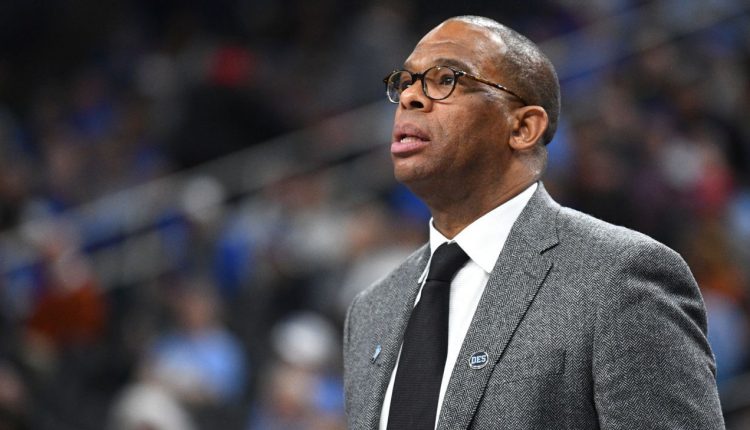 Sources - Hubert Davis is expected to be hired as a basketball coach in North Carolina, replacing Roy Williams

