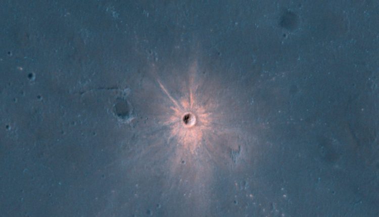 Bright ejecta reveals a fresh crater on Mars

