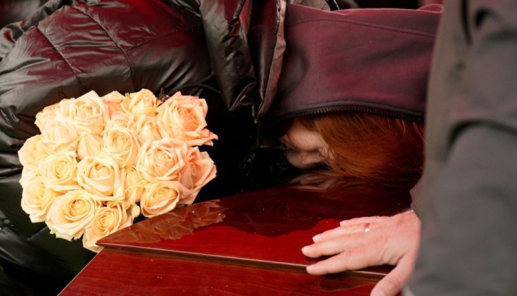 Widow spots deceased husband eating in restaurant ad


