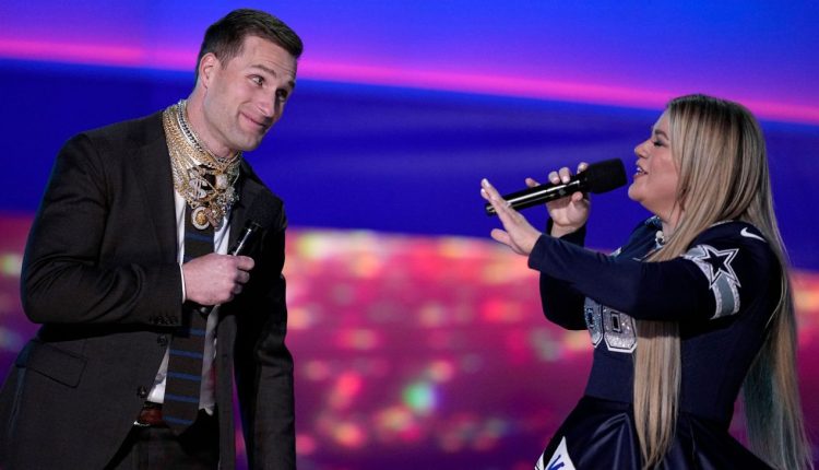 Kirk Cousins ​​​​and Kelly Clarkson sing an ode to Brady at the NFL Honors

