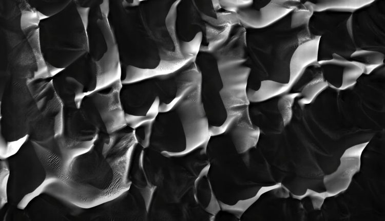 Amazing video flies over the dunes of Mars

