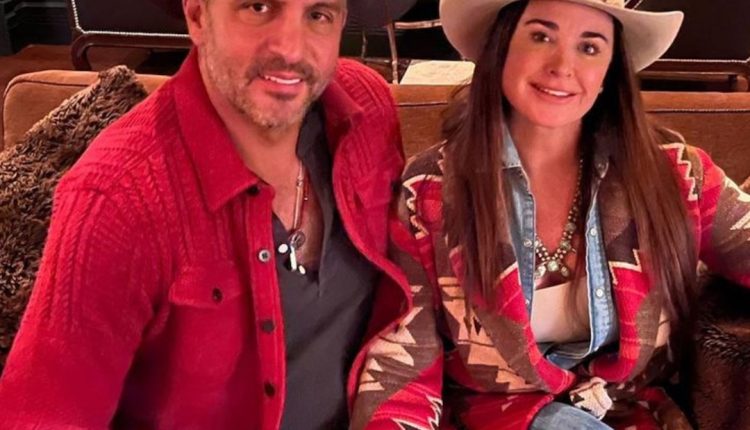 Kyle Richards responds to criticism of Mauricio Umansky's photo

