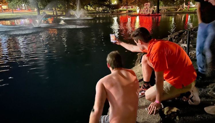 Inside Oklahoma State fans' late-night celebration and goalpost recovery