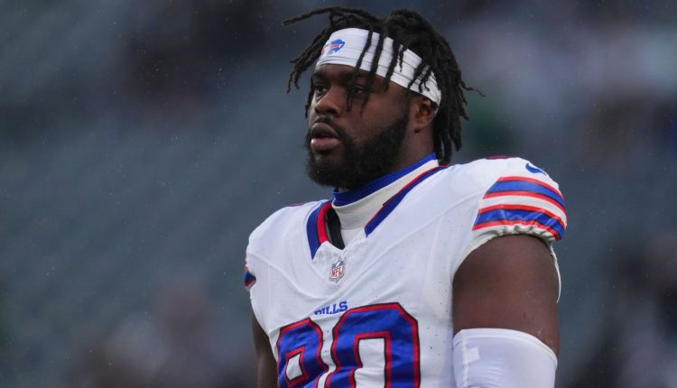 Bills DE Shaq Lawson confronts, appears to shove Eagles fan
