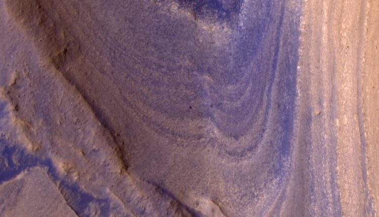HiRISE spots Curiosity driving toward upper Gediz Vallis. Credit: NASA/JPL-Caltech/University of Arizona