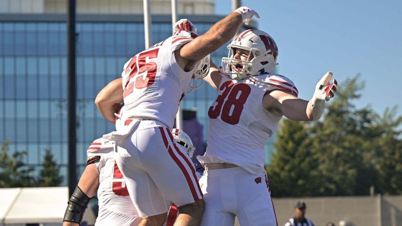 Wisconsin strength and conditioning coach dives into lake after Northwestern win
