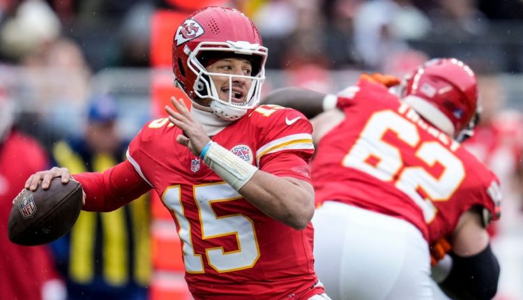 Patrick Mahomes of the Chiefs will start against the Texans despite an ankle injury

