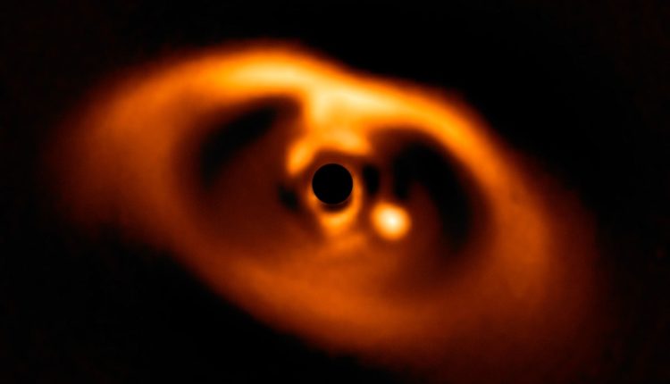 The atmosphere of a young exoplanet does not match its birthplace

