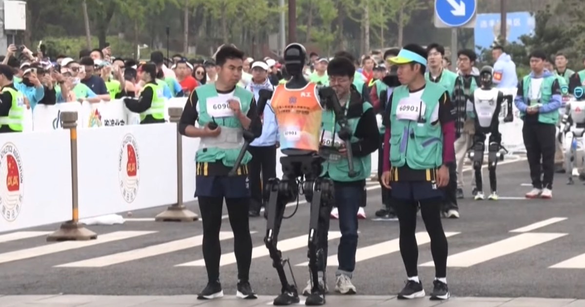 Humanoid robots lawn against people at unique half marathon in China