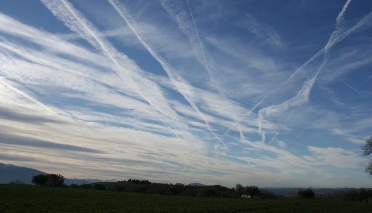 A simple, factual and sensible refutation of the Chemtrail conscientious theory - with it?

