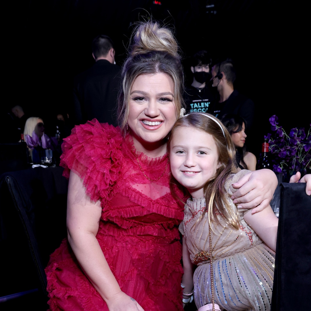 Kelly Clarkson appears during the Las Vegas concert with daughter River